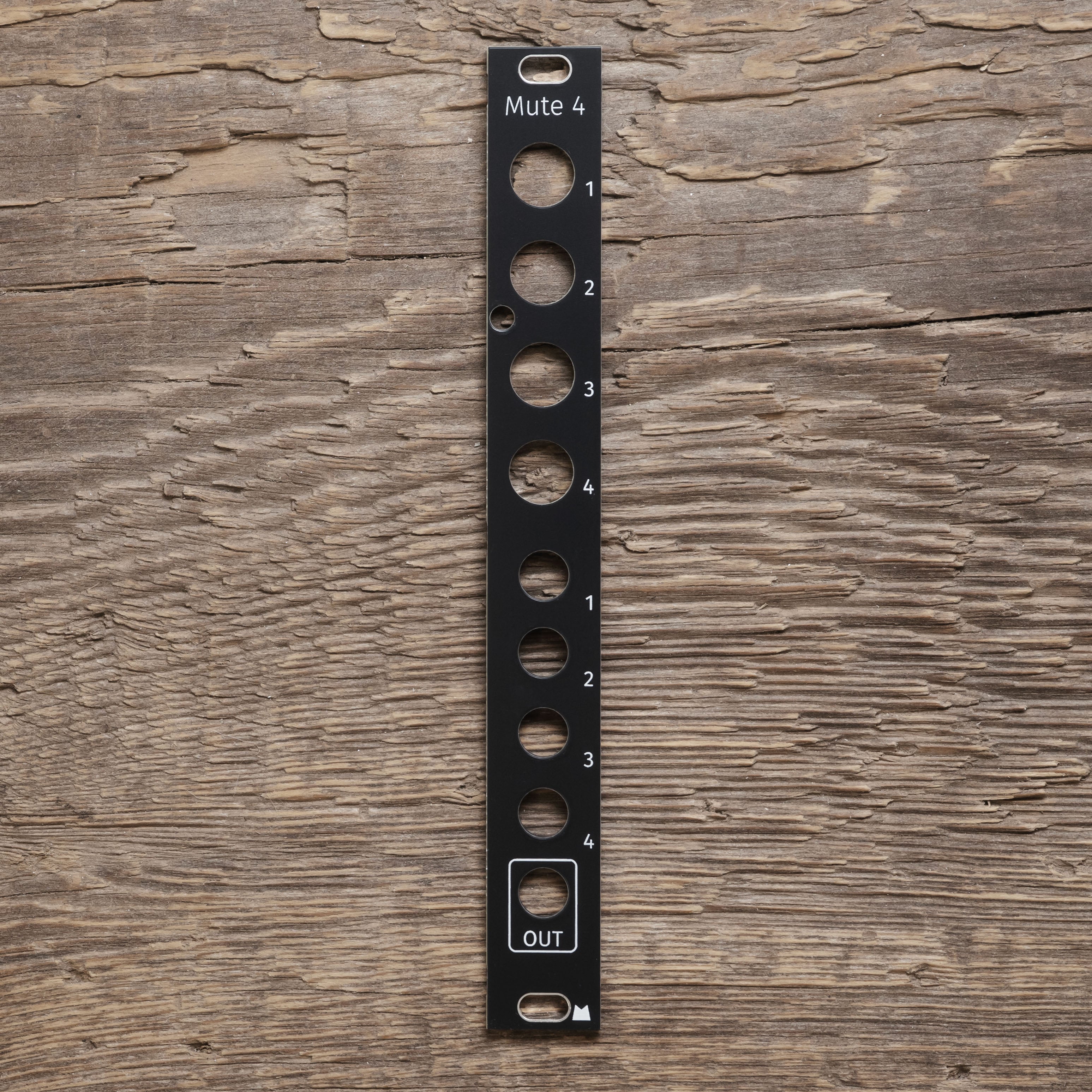 Mute 4 black panel – Mörk Modules