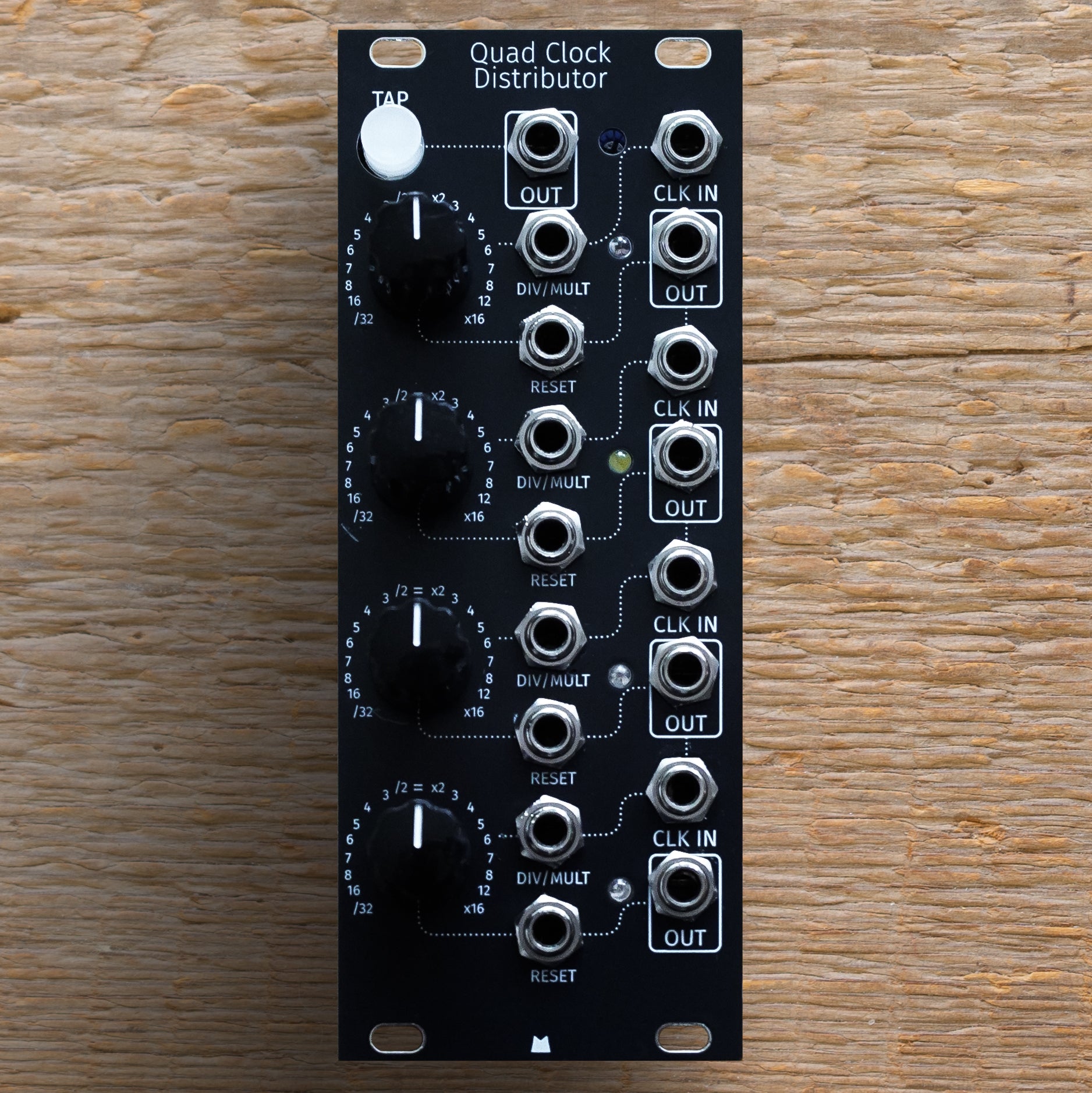 Quad Clock Distributor black panel – Mork Modules